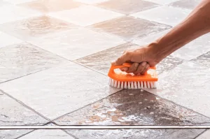 Jak dbać i czyścić płytki ceramiczne i gresowe? Pielęgnacja płytek matowych i z połyskiem PORADNIK
