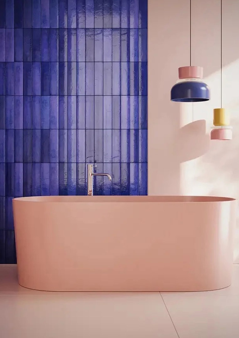Łazienka Dopamine Decor z pastelowymi różowymi płytkami cegiełkami Masovia Ceramika Tubądzin